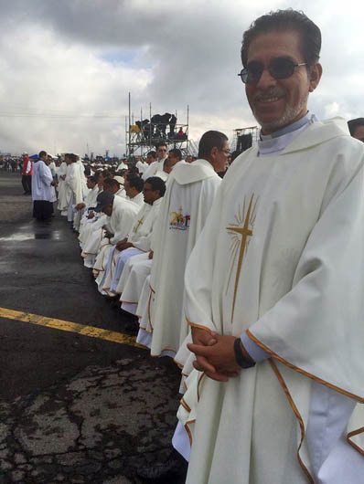 7 luglio 2015 - Don Jorge Molina, Ispettore ECU, in attesa dell`arrivo di Papa Francesco al Parco del Bicentenario