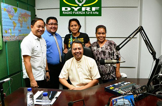 Luglio 2015 - L`équipe del programma "Panag-ambitay" a "DyRF - Radio Fuerza"