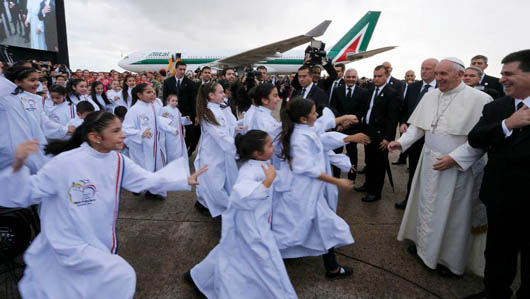 10 luglio 2015 - Papa Francesco con i bambini coristi all`aeroporto di Asunción