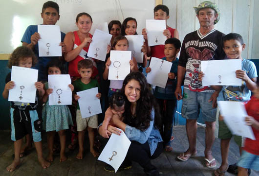 Giugno 2015 - La studentessa salesiana Nataly Gerhardt con i bambini e i ragazzi della missione Laguna Negra