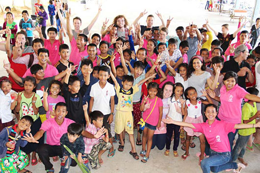 Luglio 2015 - Giovani volontari missionari australiani con i bambini cambogiani nell`ambito del Progetto Cagliero