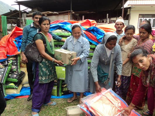 Maggio 2015 - Figlie di Maria Ausiliatrice distribuiscono aiuti alla popolazione provata dalle scosse di terremoto