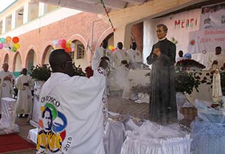 16 agosto 2015 - Don Jean-Claude Ngoy, Ispettore dellAfrica Centrale, ha presieduto la celebrazione eucaristica di chiusura del Bicentenario della nascita di Don Bosco, a cui hanno partecipato numerosi membri della Famiglia Salesiana.