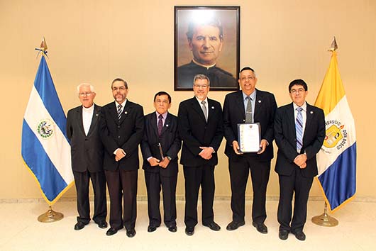 novembre 2015 – La qualità educativa dell’Università Don Bosco è stata riconosciuta nuovamente dall’Agenzia Centroamericana di Accreditamento dei Programmi di Architettura e Ingegneria (ACAAI), con l’accreditamento internazionale, ricevuto per la seconda volta, dal programma di Ingegneria Biomedica per il periodo 2014-2019.