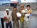 Manu Jabra, Pakistan  gennaio 2006  Alcuni bambini vittime del terremoto tengono in mano coperte e indumenti invernali distribuiti dai salesiani nel campo di accoglienza di Manu Jabra.