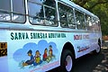 Il bus Don Bosco Mobile School,  una grande aula e si muove da un luogo a un altro. Gli insegnanti impartiscono lezioni a gruppi di allievi, poveri e emarginati, che vengono raccolti alle fermate.