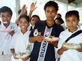 Quelicai, Timor Est - dicembre 2003 - Alcuni giovani allievi della scuola salesiana di Quelicai durante il pranzo. Il programma alimentare  stato organizzato dal "Salesian Missions Office" di Oakleigh, Australia.