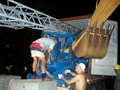 Honiara - Guadalcanal, Isole Salomon - 4 gennaio 2004 – Scarico dei container con due trattori e una gru e materiale edile che saranno utilizzati dal gruppo di volontari ORMA 3, per costruire la seconda parte del Rural Training Center di Tetere.