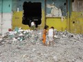 Manila, Filippine – marzo 2004 – Giochi tra macerie e detriti di bambini per le strade di Manila.