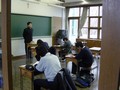 Tokyo, Giappone  marzo 2004  Un momento rubato al dovere scolastico di ogni giorno in una scuola salesiana di Tokyo.