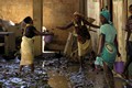 Bemaneviky, Madagascar  24 marzo 2004 - Alcune donne lavorano per ripulire la canonica invasa dalle acque e dal fango.