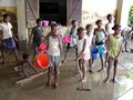 Bemaneviky, Madagascar  23 marzo 2004 - Anche i bambini danno il loro contributo per ripulire loratorio.