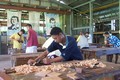 Alufua, Samoa  Giovani al lavoro nel laboratorio di falegnameria del Don Bosco Technical Centre.