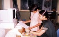 New Delhi, India  ottobre 2003  Una giovane volontaria offre il suo tempo e la sua esperienza per insegnare luso del computer ai bambini di strada del Don Bosco Ashalayam.