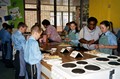 Bootle, Gran Bretagna - novembre 2003 - Giovani studenti della Scuola Salesiana apprendono i segreti dell`arte culinaria.