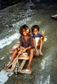 Fatumaca, Timor Est – giugno 2003 – Due bambini in una qualsiasi periferia di una qualsiasi città del mondo (anche se questa è Fatumaca): sono troppe le situazioni di questo genere.