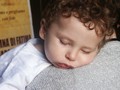 Niño dormido sobre su madre siguiendo la procesión de María Auxiliadora