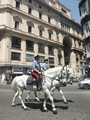 Policía a caballo por las calles de Nápoles