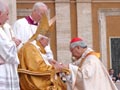 Vaticano - 25 marzo 2006 – Benedetto XVI consegna l’anello cardinalizio al nuovo Porporato.