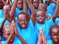 Tonj, Sudan  novembre 2003  Bambini della scuola della Missione Don Bosco pregano per la pace nel mondo.