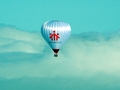 Vienna, Austria – 20 gennaio 2004 – Il pallone aerostatico “Don Bosco” vola sopra i cieli di Vienna. Il pallone ha due scritte rosse di Don Bosco per un’area di 20 metri quadrati per ognuna,  un volume di 8000 metri cubici e può portare fino a 10 persone.