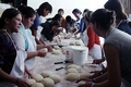 La Plata, Argentina  aprile 2004  Giovani del "Centro de adolescentes" durante un corso professionale imparano a fare il pane e i dolci.