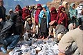 Manu Jabra, Pakistan  dicembre 2005  Distribuzione di scarpe ai bambini. Don Pietro Zago ed alcuni volontari, riforniscono ogni tre settimane di tutto il necessario il campo di Manu Jabra che attualmente ospita 260 famiglie terremotate.