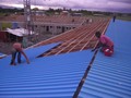 Tetere, Isole Salomone – febbraio 2007 –L’allestimento del tetto dell’ospedale di Tetere. Alla realizzazione dell’opera lavorano missionari salesiani coadiuvati da volontari.