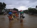 Bemaneviky, Madagascar – marzo 2007 – La gente portando via quello che può si incammina verso la missione salesiana.