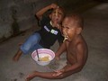 Honiara, Isole Salomone – aprile 2007 – Due bambini della missione salesiana. Il “Don Bosco Technical Institute”, è impegnato nell’assistenza ai villaggi dell’Isola di Simbo colpiti dallo tsunami dove c’è urgente necessità di acqua, viveri e vestiti.