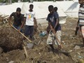 Negombo, Sri Lanka - 14 gennaio 2005 - Giovani lavorano alla costruzione di servizi per il Campo Don Bosco.