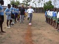 Ondo, Nigeria - marzo 2005 - Il Consigliere regionale Africa - Madagascar, don Valentin De Pablo in visita straordinaria allispettoria AFW d "il calcio d`inizio" al torneo tra novizi e prenovizi.