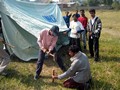 Abbottabad, Pakistan  19 ottobre 2005  Studenti salesiani di montano una tenda. Oltre a questa attivit, hanno provveduto per due settimane al trasporto dei feriti, alla distribuzione dei beni di prima necessit, ecc.