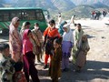 Balakot, Pakistan  20 ottobre 2005  Alcune donne e bambini superstiti.