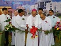 Hua Hin, Thailandia - 24 gennaio 2008 - Mons. Joseph Prathan Sridarunsil, salesiano vescovo della diocesi di Surat Thani, taglia il nastro inaugurale dell`edificio scolastico.