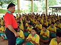 Alafua, Samoa - 20 maggio 2006 - Gli alunni del Don Bosco Technical School con il preside don Mosese Vitolio Tui.