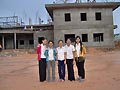 Sihanouk Ville, Cambogia – giugno 2006 – Studentesse del Don Bosco Technical School davanti alla scuola alberghiera in costruzione che si prevede verrà inaugurata il 31 gennaio 2007.