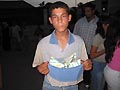 Jbeil, Libano  25 luglio 2006  Un giovane porta con se gli aiuti umanitari.