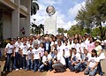 Santo Domingo, Repubblica Dominicana - 4 maggio 2008 - Don Jess Hernndez, sdb, fondatore della "Biblioteca Antillense Salesiana (BAS), insieme agli alunni del Collegio Don Bosco.