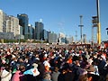 Sydney, Australia  18 luglio 2008  Le migliaia di giovani pellegrini assistono alla Via Crucis le cui meditazioni sono state accompagnate da azioni teatrali.