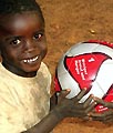 Bambino con il pallone della campagna “Calcio per bambini di strada” promossa dalla ONG “Jugend Eine Welt”.