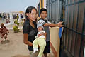 16 gennaio 2009 - Famiglia terremotata entra nella loro nuova abitazione realizzata dai salesiani del Perù attraverso la “Fondazione Don Bosco”.