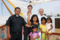 16 gennaio 2009 - Don Vicente Santilli (a destra), Ispettore del Perù (PER), e famiglia terremotata che mostra le chiavi della nuova abitazione realizzata dai salesiani del Perù attraverso la “Fondazione Don Bosco”. 
