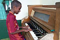 16 maggio 2004 - Ragazzo suona organo.