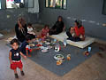 agosto 2006 - Famiglie di rifugiati accolta in una delle aule della scuola salesiana.