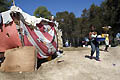 22 gennaio 2010 - Alcune donne dopo aver ricevuto gli aiuti umanitari ritornano al campo d`accoglienza dei salesiani.