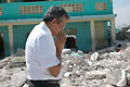 12 febbraio 2010 - Don Pascual Chávez, Rettor Maggiore in preghiera nel luogo dove sono ancora sepolte sotto le macerie 150 vittime del terremoto tra allievi e insegnanti della scuola ENAM. 
