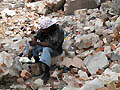 15 febbraio 2010 - Un giovane sulle rovine della propria casa.
