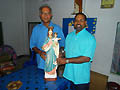 10 novembre 2009  Don Francis Alencherry (a sinistra)e don Emil Ekka, primi missionari salesiani in Bangladesh, con una statua di Maria Ausiliatrice dono del Rettor Maggiore.