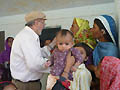 30 agosto 2010 - Don Peter Zago incontra mamme e bambini vittime delle alluvioni.